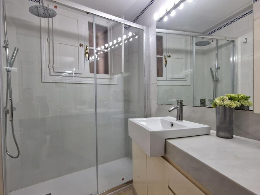 Precioso En Santa Cruz Lirio Bajo Apartment Sevilla Bagian luar foto